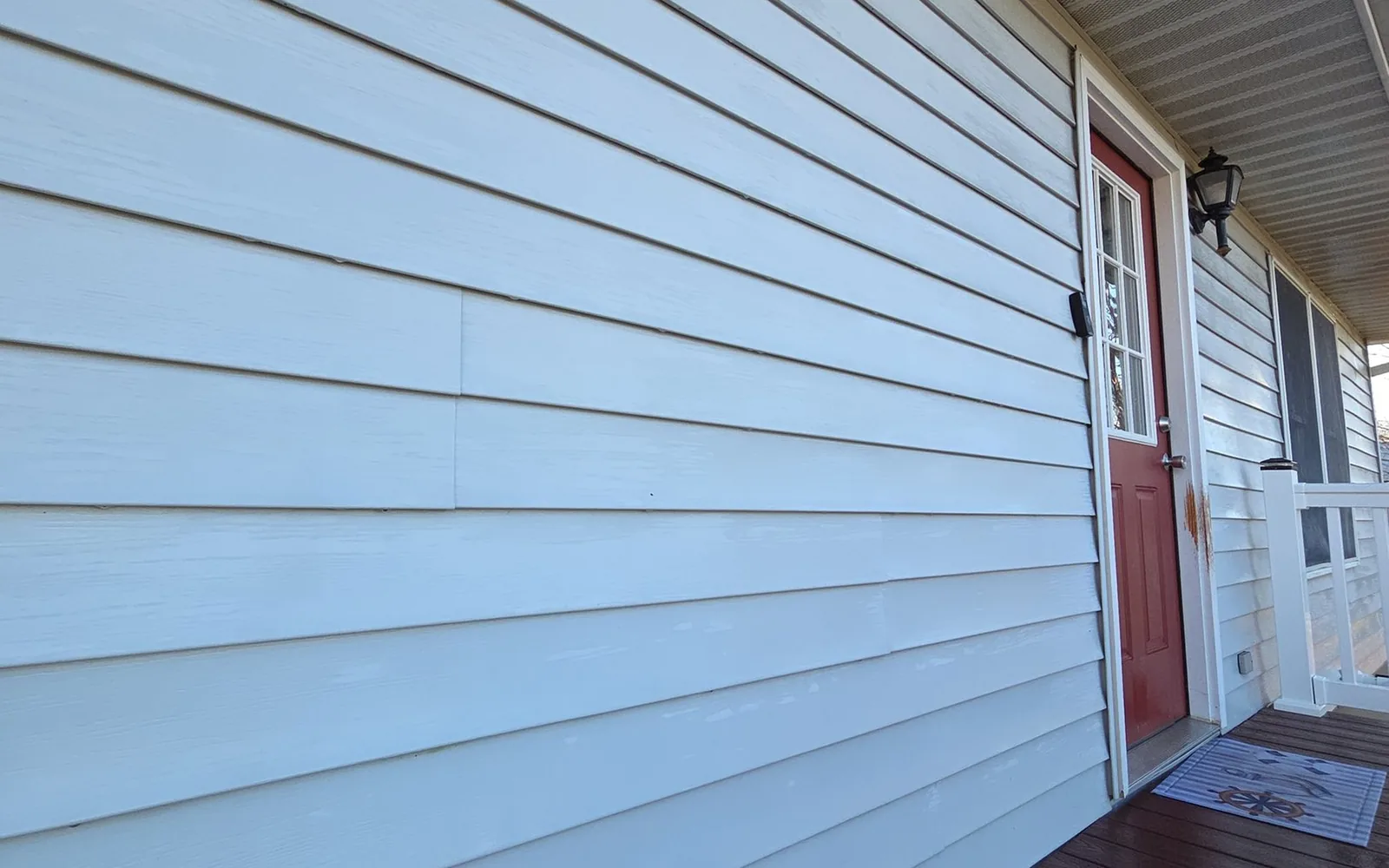 Vinyl siding after soft washing — clean and uniformly white